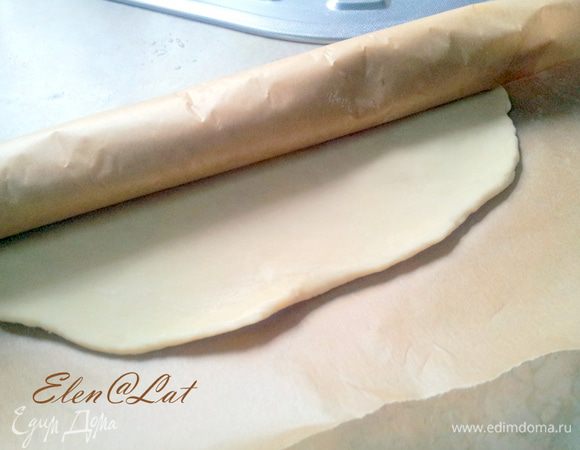 Затем свернуть вместе с бумагой в рулон и убрать в холодильник на 30 минут.