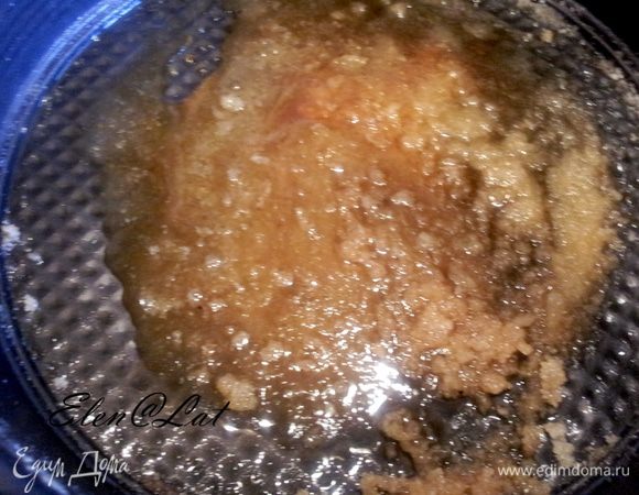 Масло растопить прямо в форме и всыпать сахар, приготовить карамель(Сахар должен растопиться и стать коричневым). Дать остыть.