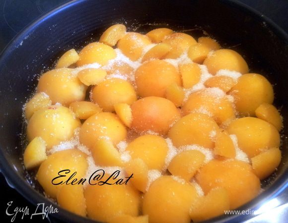 На застывшую карамельную подушку выложить по кругу половинки абрикосов.