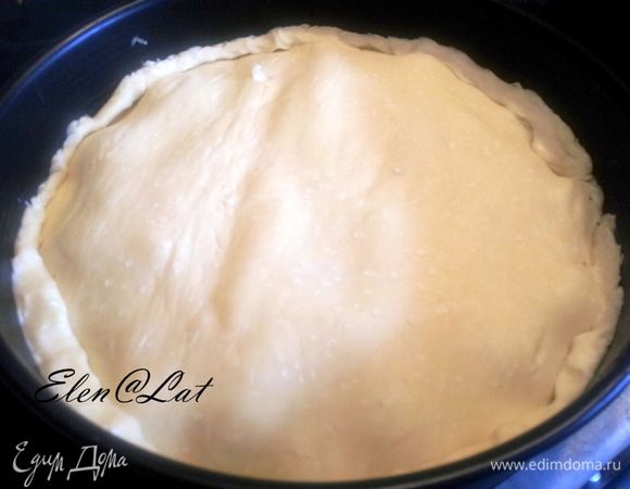 Тесто достать из холодильника и освободить от бумаги. Накрыть абрикосы раскатанным и охлажденным тестом.