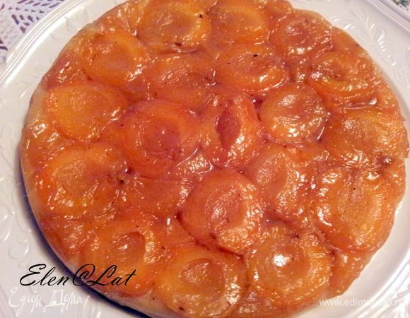 Поставить форму с пирогом в заранее разогретую до 200С духовку, на 30 минут. 
Когда татэн испечется, дать ему постоять в форме минут 5, затем перевернуть. 
Этот пирожок хорош, как и в теплом, так и в холодном виде.
Приятного аппетита!!!!
