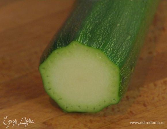 Цукини почистить и нарезать кубиками.