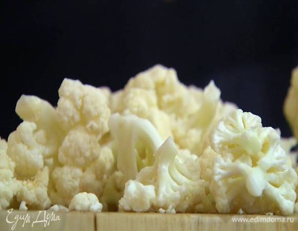 Капусту помыть, разобрать на маленькие соцветия и отваривать на пару в течение 10 минут до готовности.