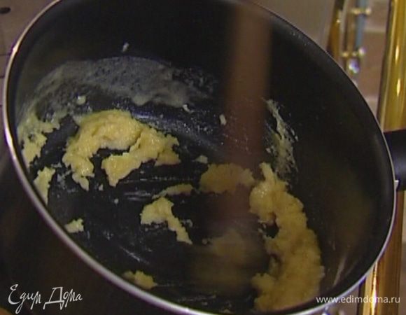 Растопить в кастрюле с толстым дном сливочное масло и, помешивая венчиком, всыпать муку, чтобы получился гладкий соус.