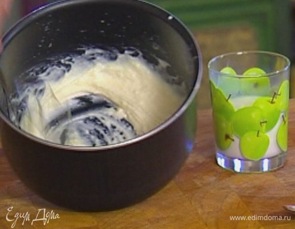 Не прекращая взбивать, влить в кастрюлю горячее молоко и прогревать на медленном огне, пока соус не приобретет однородную консистенцию.