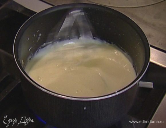 Снять кастрюлю с огня и ввести к муке с молоком натертый сыр, перемешивая, пока он полностью не растворится.