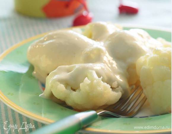 Добавить в цветную капусту соус и для маленьких деток взбить в пюре блендером, а тем, кто постарше, можно подавать не взбивая.