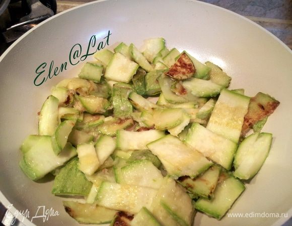 Кабачки нарезать тонкими ломтиками, посолить и обвалять в муке.
Затем кабачки обжарить в растительном масле, в течении 5-7 минут.