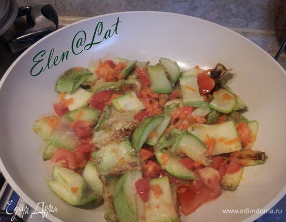 Добавить к ним тертую морковь. Потушить еще 5 минут. Добавить нарезанные помидоры.