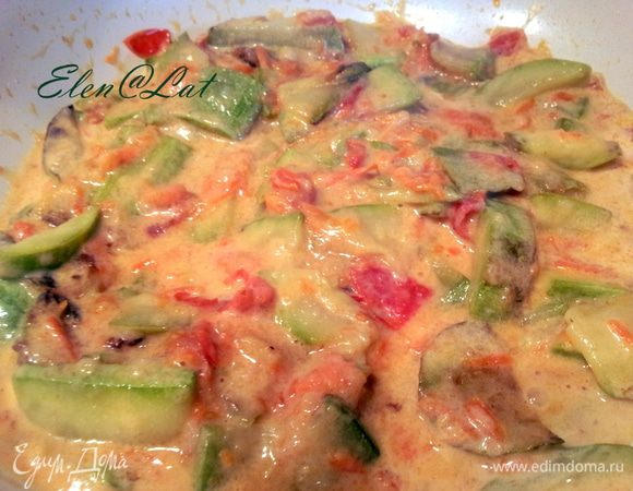 Потушить минут 10-15 до готовности овощей, затем добавить перец и сливки. И просто прогреть, довести до кипения, дать закипеть, но не давать долго бурлить. Дать немного постоять, минут 10-15. И можно подавать к столу. 
