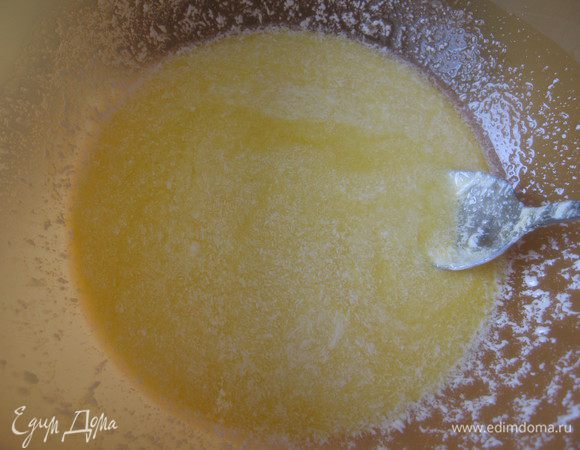 Масло растопить, смешать со сметаной 
