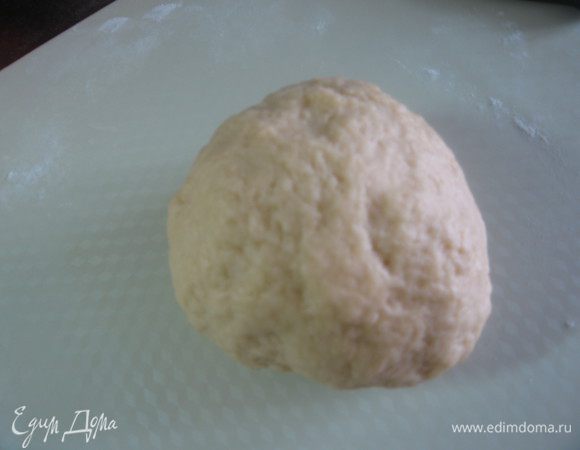 Постепенно добавляя муку, замесить гладкое, эластичное тесто. С тестом очень приятно работать. 