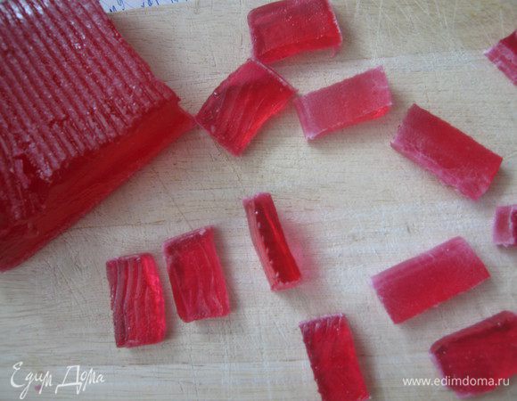 Мармелад нарезать небольшими продолговатыми кусочками
