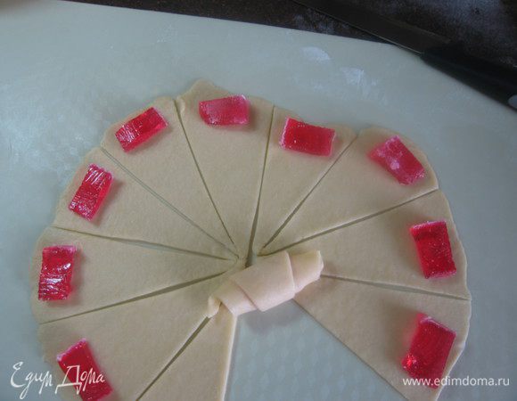 Каждую часть тонко раскатать в круг и разрезать по диагонали на 12 частей. На широкую часть разложить мармелад.И сворачиваем начиная с широкой части 
