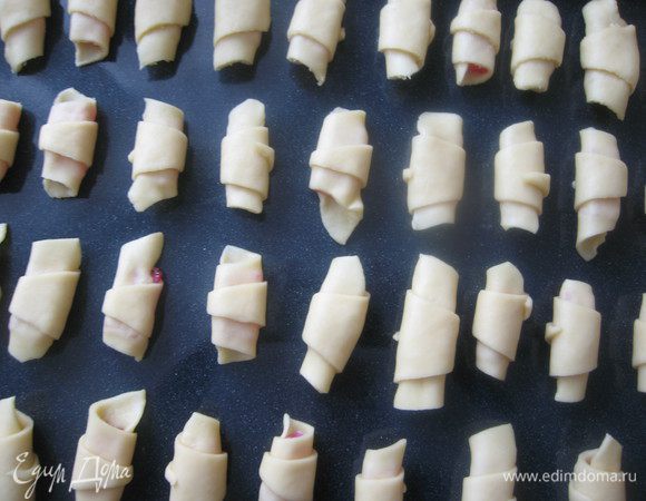 Выкладываем на противень на небольшом расстоянии друг от друга.
