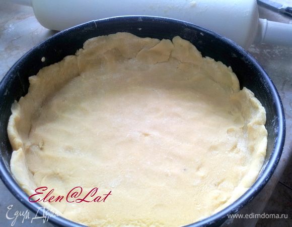 Затем тесто разделить на две не равные части. Большую часть раскатать и выложить в разъемную форму и обязательно сделать бортики.