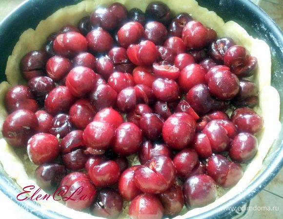 Затем тесто присыпать мелко нарубленным миндалем, взять половину порции миндаля. На крошку выложить черешню. И снова присыпать оставшимся миндалем.