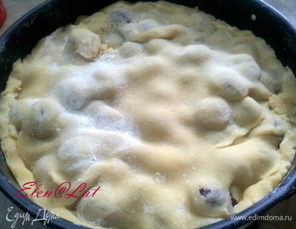 Вторую часть теста тонко раскатать и закрыть ягоды, защипав края пирога.