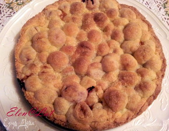 Пирог поставить в заранее разогретую духовку до 170С, и выпекать до светло-коричневого цвета.
Пирог остудить на решетке. Можно присыпать остывший пирог сахарной пудрой, но мне показалось это лишним. 
Угощайтесь!
Приятного аппетита!