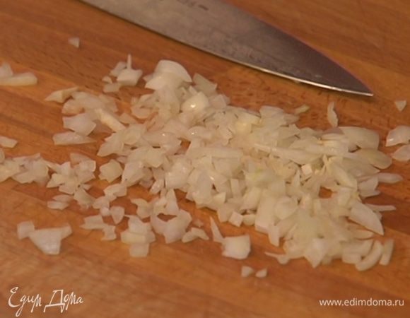 Лук и чеснок почистить и мелко порубить.