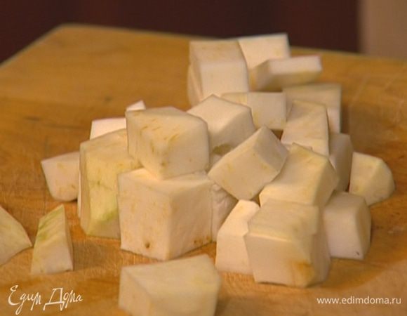 Корень сельдерея и морковь почистить, сельдерей нарезать кубиками, морковь — кубиками или соломкой.