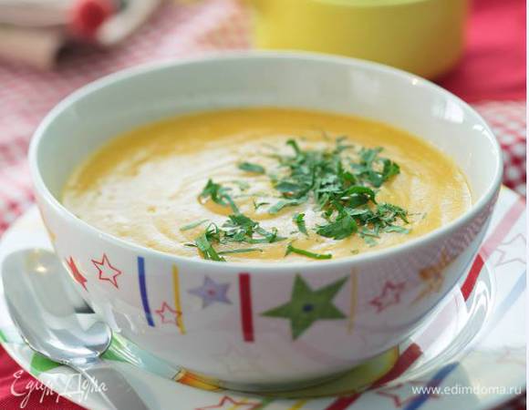 Петрушку порубить и присыпать суп.