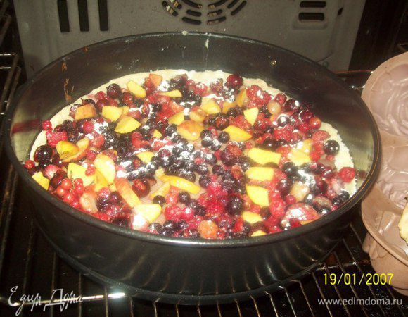   Вынуть корж из духовки, выложить на него ягоды и отправить обратно в духовку еще на 20 минут. 

 Готовый пирог посыпать оставшейся сахарной пудрой.