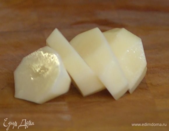 Пастернак и картофель почистить и порезать кусочками.