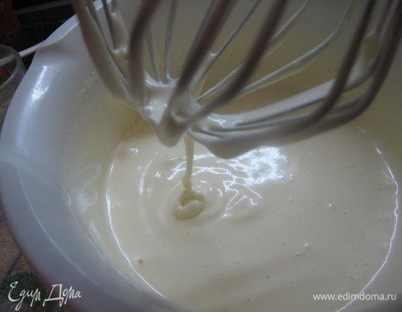 Бисквит: Яйца взбить до увеличения объема в 3 раза.Взбивать не менее 5 минут.Добавить сахар и взбивать еще 5 минут

