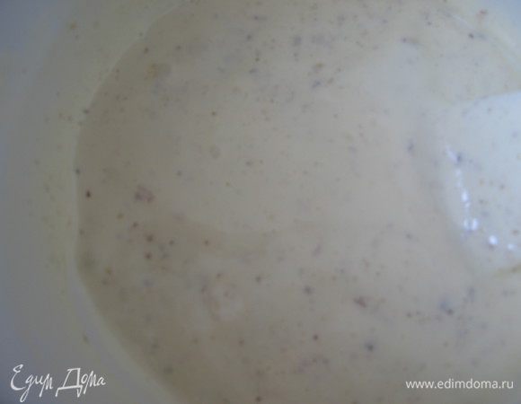 В несколько приемов ввести орехи и мед. Лопаткой аккуратно перемешать.