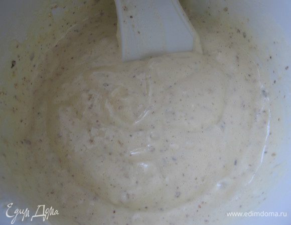 Муку смешать с разрыхлителем и ванильным сахаром. Аккуратно соединить с яично-ореховой массой. 