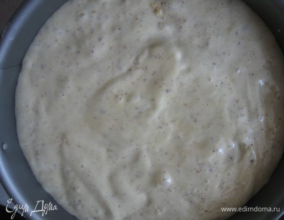 Разъемную форму смазать маслом, выстелить пекарской бумагой и вылить тесто.