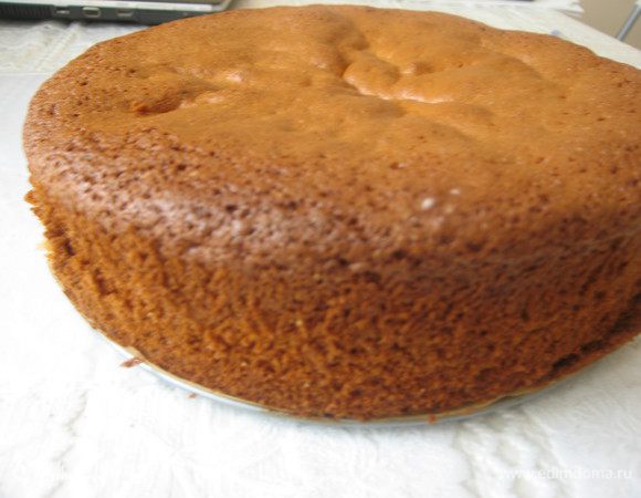 Поставить в разогретую до 160гр духовку и выпекать 45-50 минут. Духовку не открывать. Дать немного остыть бисквиту в открытой духовке. Затем достать из духовки и оставить до полного остывания. Бисквит можно испечь накануне. Оставить на ночь, прикрыв полотенцем. 