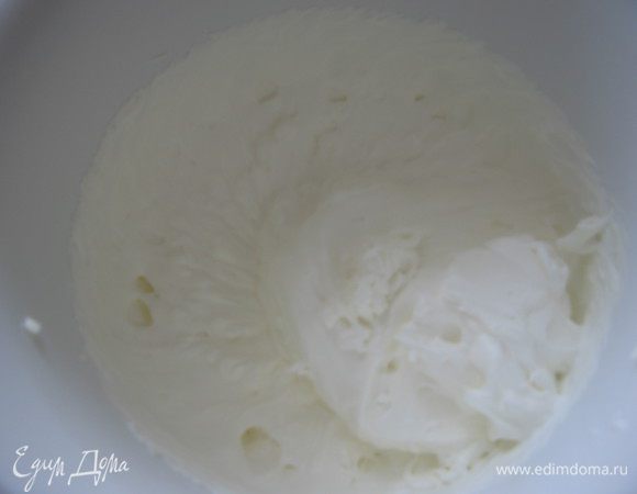 Крем: сметану взбить с сахарной пудрой до устойчивых пиков 