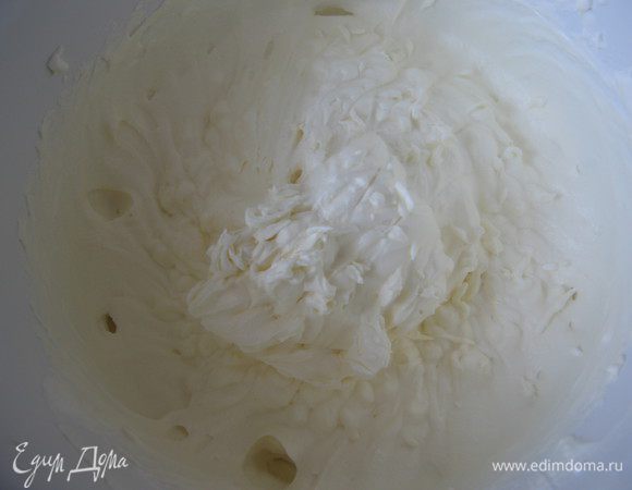 В отдельной емкости взбиваем масло, добавляем сгущенку и продолжаем взбивать. Затем соединяем со сметанным кремом, добавить ликер лимонный сок. Аккуратно перемешать.

