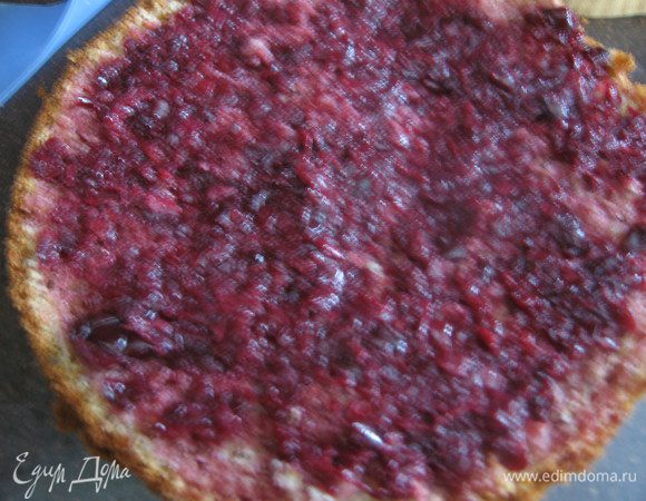 Сверху выкладываем половину вишневой массы. 