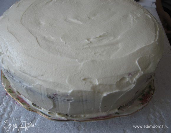 Сверху кладем второй корж и проделываем ту же операцию.Кремом обмазываем весть торт. Отправляем в холодильник на несколько часов. 