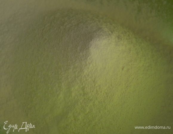 Муку просеять с солью в большую миску. Добавить ванилин.