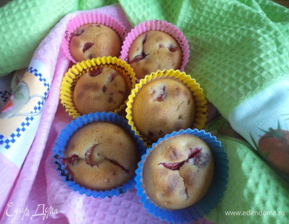 Добавить клубнику, нарезанную на четвертинки, разложить тесто по формочкам.