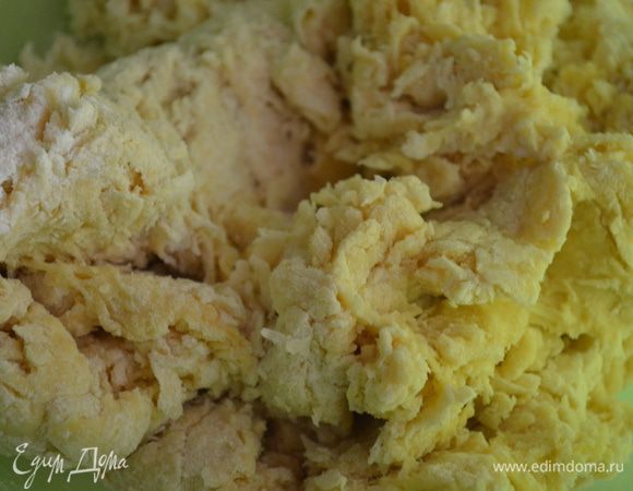 В муку влить опару. Добавить яйцо и теплое растопленное масло. Замесить тесто. Оно не должно липнуть к рукам. Достаточно плотное и эластичное. Накрыть полотенцем и оставить на 1,5 часа. 