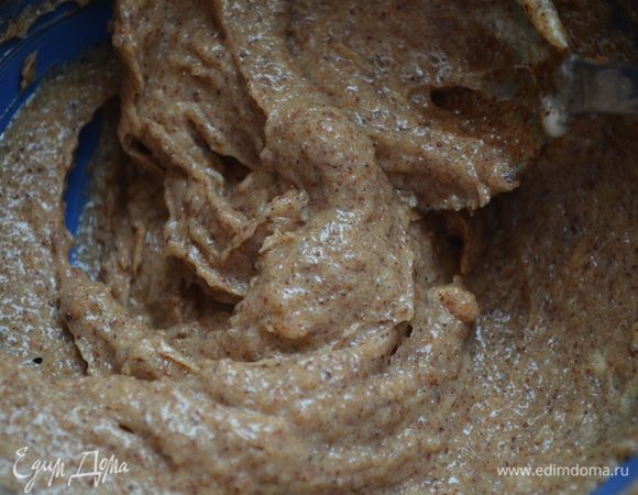 Приготовить начинку: мягкое сливочное масло смешать с сахаром и корицей. 