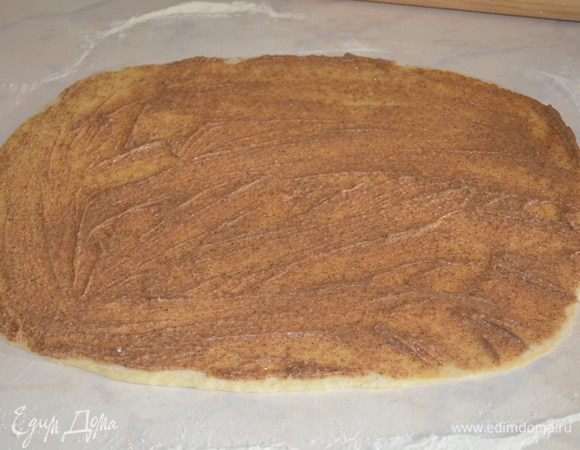 Подошедшее тесто раскатать в прямоугольник. Смазать начинкой. 