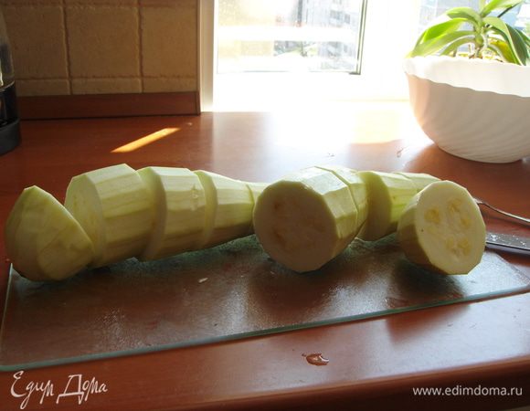 Займемся кабачками. Разрезать их на 5-6 частей.