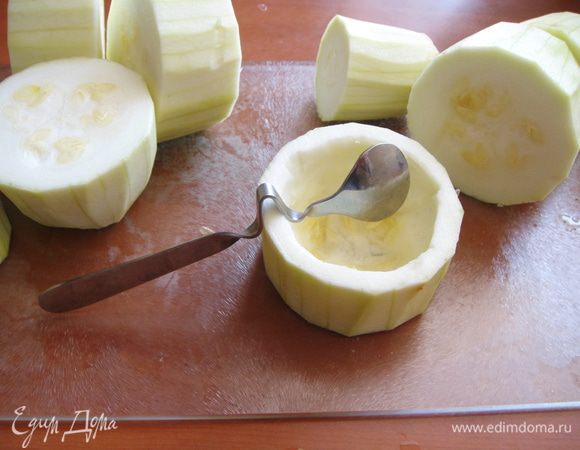 С помощью ножика и ложки выковырять серединку и не выбрасывать её. Так получаем корзиночки из кабачков.