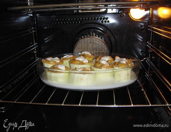 Заливаем молоком с водой или любым бульоном. Сверху делаем "шапочку" из сметанки. Ставим в духовку на час при 180 градусах.