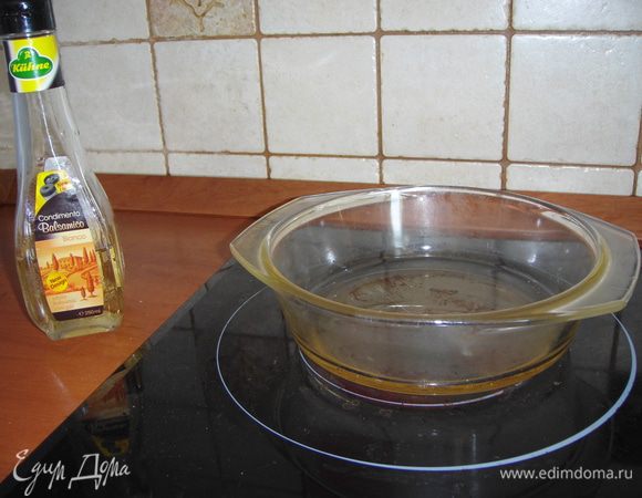 Тем временем займемся бальзамическим соусом. Берем 100 мл бальзамического уксуса, на выходе кстати получим всего лишь 25 мл. Ставим на огонь, когда закипит - поставить на слабый. Кипятить 30 мин, перемешивать время от времени. Когда загустеет-снять с огня. Но не перестараться с загустением, так как при остывании соус ещё больше загустеет.