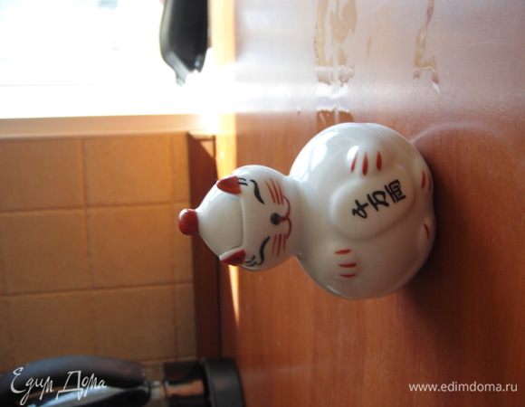 Разольем бальзамический соус в соусник. Перед подачей поставим соусник в горячую воду, чтобы соус не был таким густым.