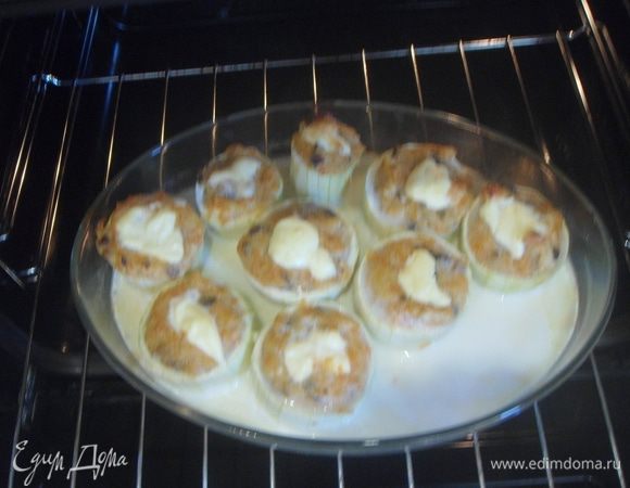 Выложить кабачки на тарелочку, соус вылить вокруг, чтобы избежать навязчивого вкуса. Всем приятного аппетита!!)))