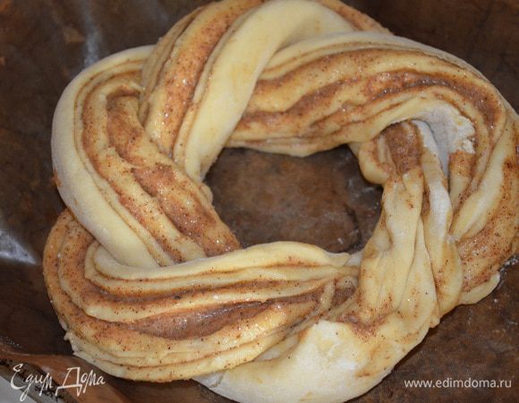 Переплести обе половинки между собой и соединить концы, чтобы образовалось кольцо. Переложить на противень, смазанный маслом. Дать постоять минут 20...дать отдохнуть) Выпекать 20-25 минут при температуре 190 градусов. 