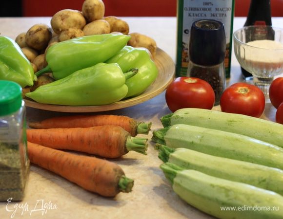 Рагу можно готовить разными способами. В этом рагу запекается в духовке, за счет чего основные вкусы ингредиентов не перемешиваются. За счет этого, на мой взгляд, вкус всего блюда выигрывает.